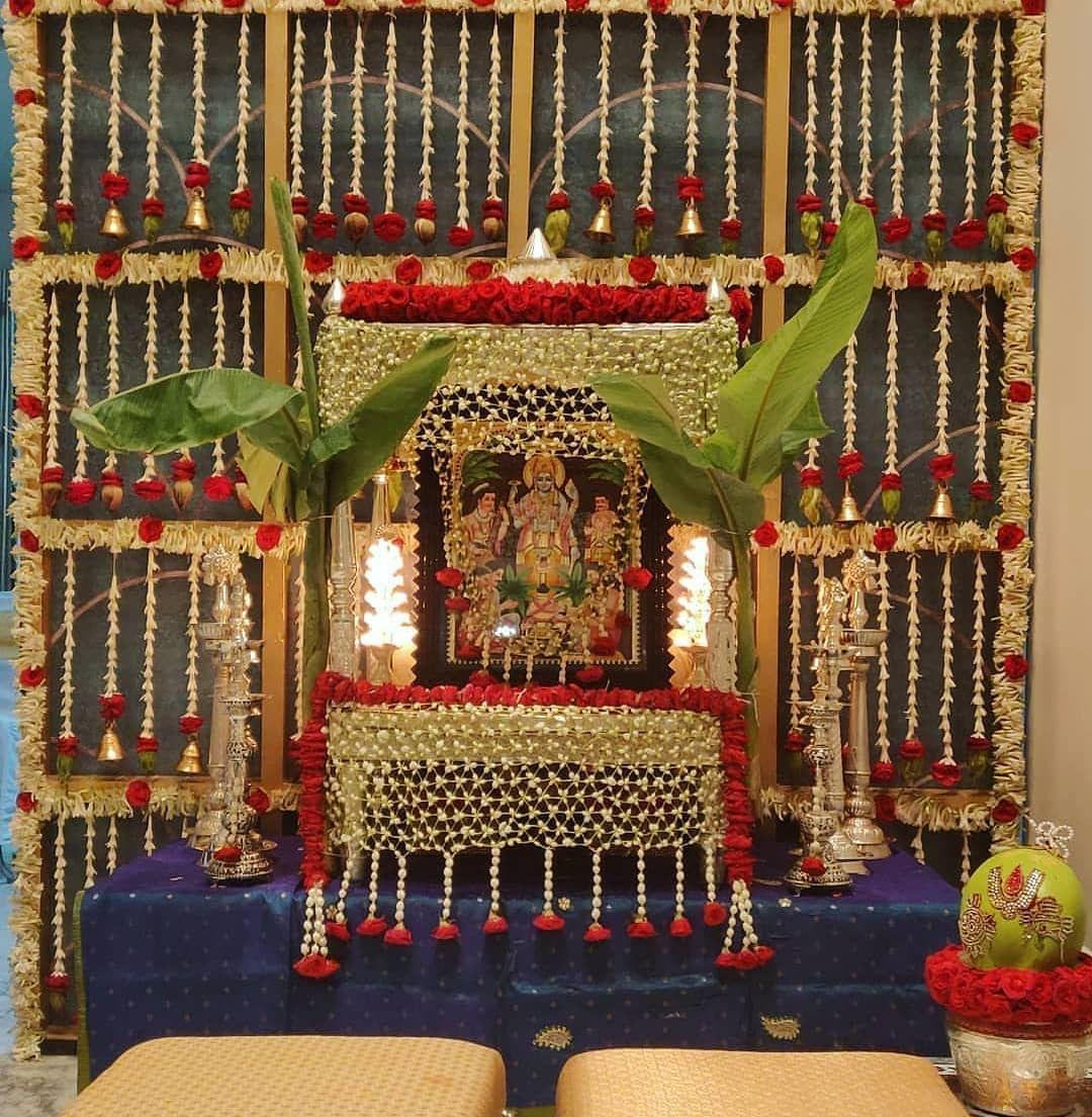 पूजा मंडप सजावट - फूलों व केले के पत्तों सहित