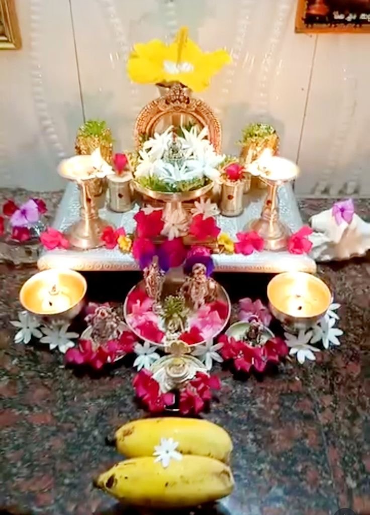 सफेद फूलों से पूजा सजावट