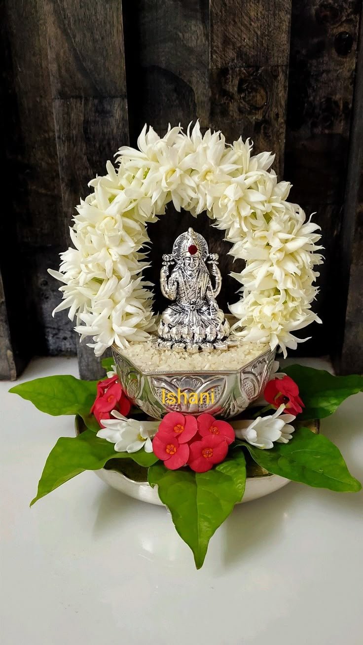 चाँदी की मूर्ति - चमेली के फूलों सहित