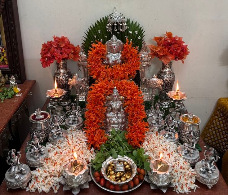 चाँदी की मूर्तियों की भव्य सजावट