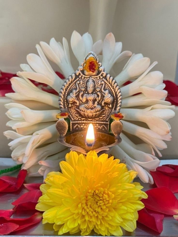 लक्ष्मी दीपक एवं फूल सजावट
